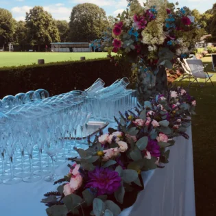 Mariage zoom2 décoration extérieure table par Gap Events