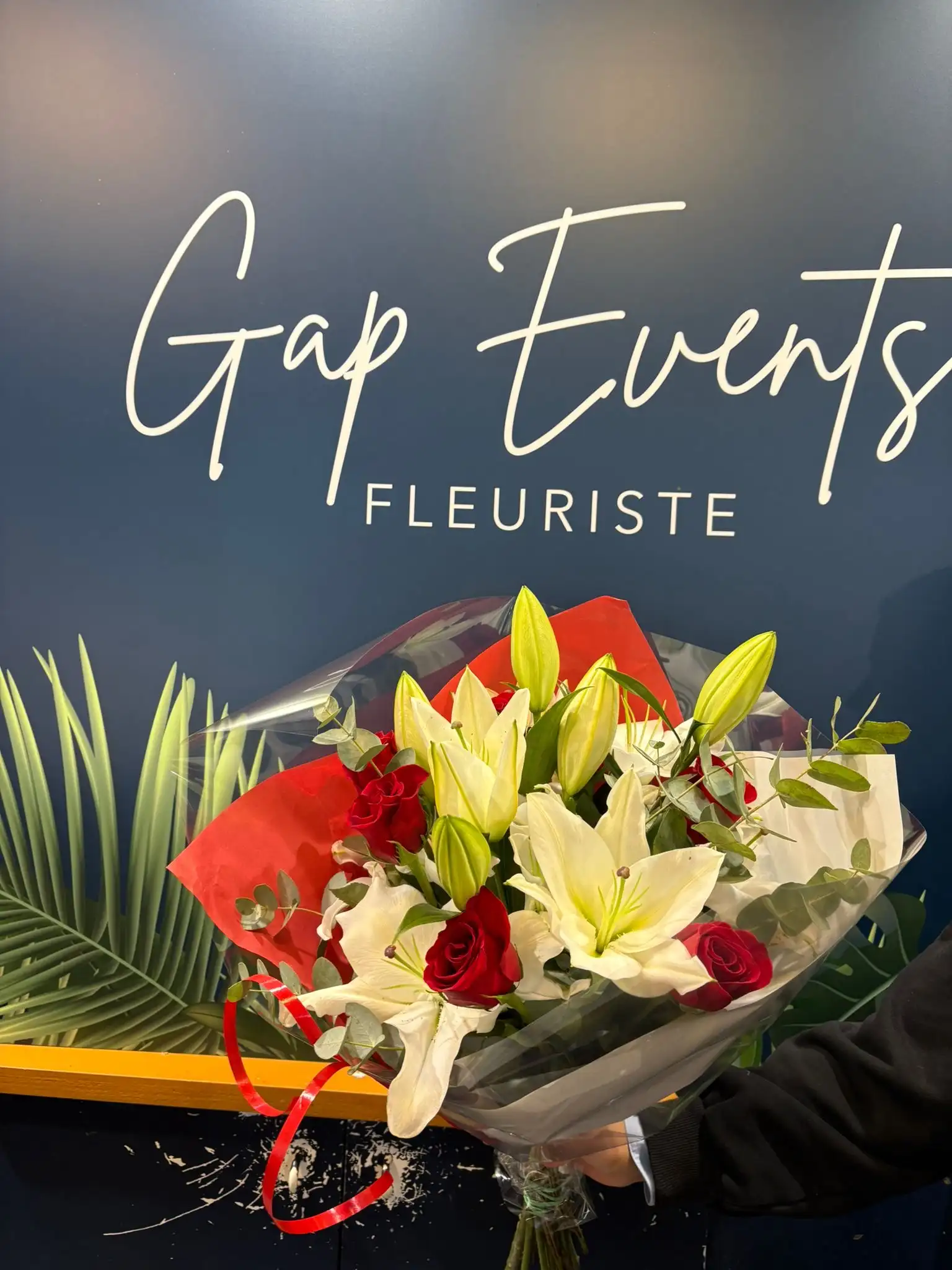 Bouquet lys blanc et roses rouge - Gap Events